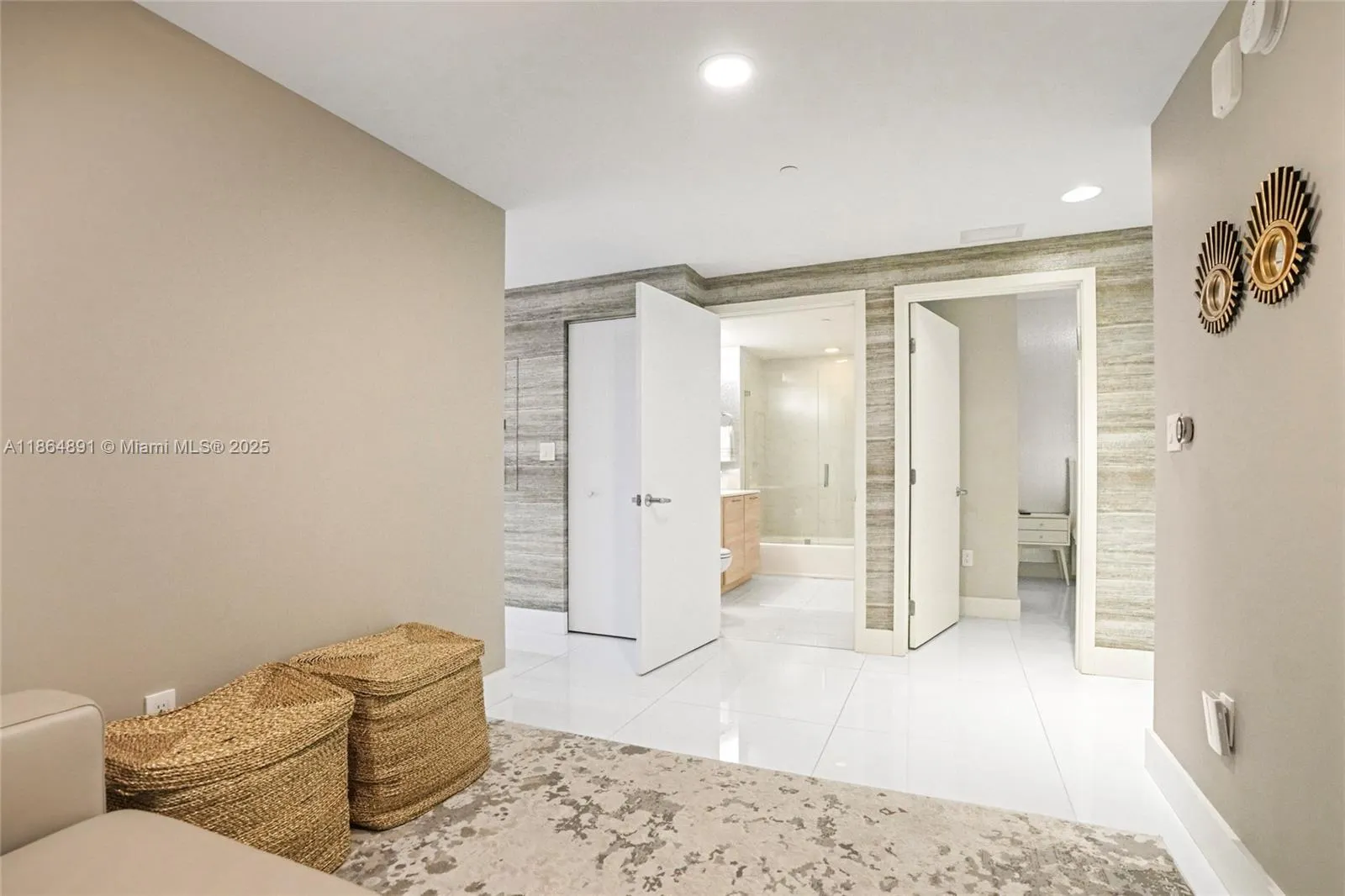 16385 Biscayne, #1618+ 2 Parking