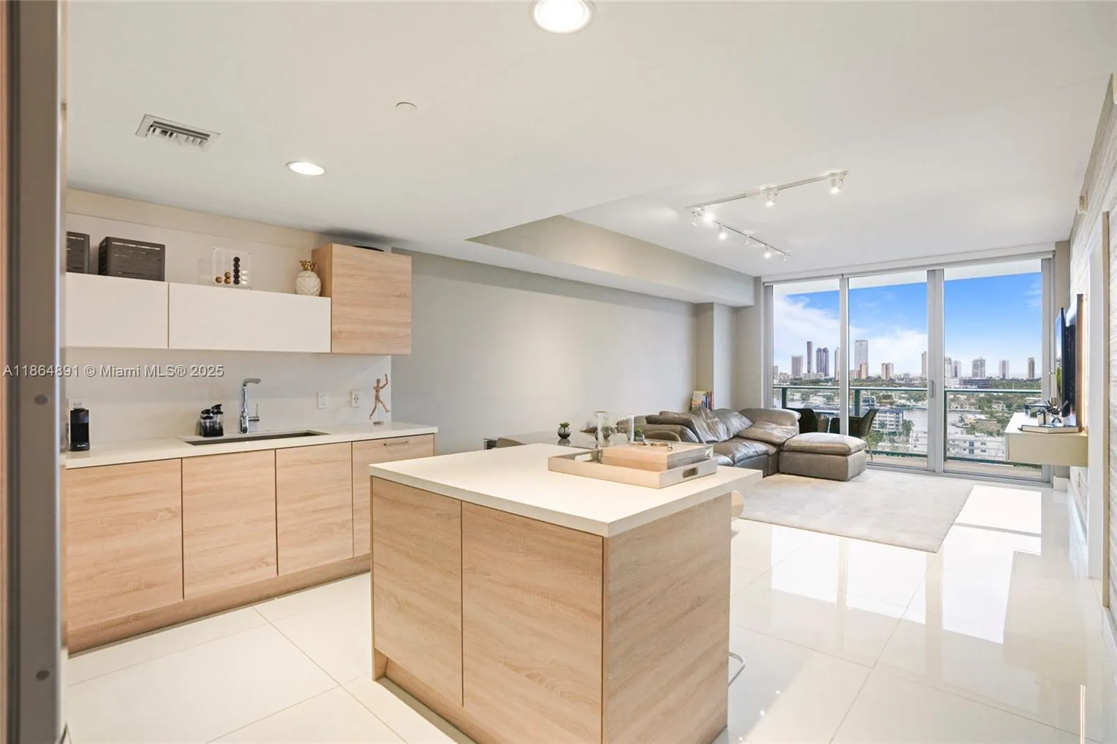 16385 Biscayne, #1618+ 2 Parking