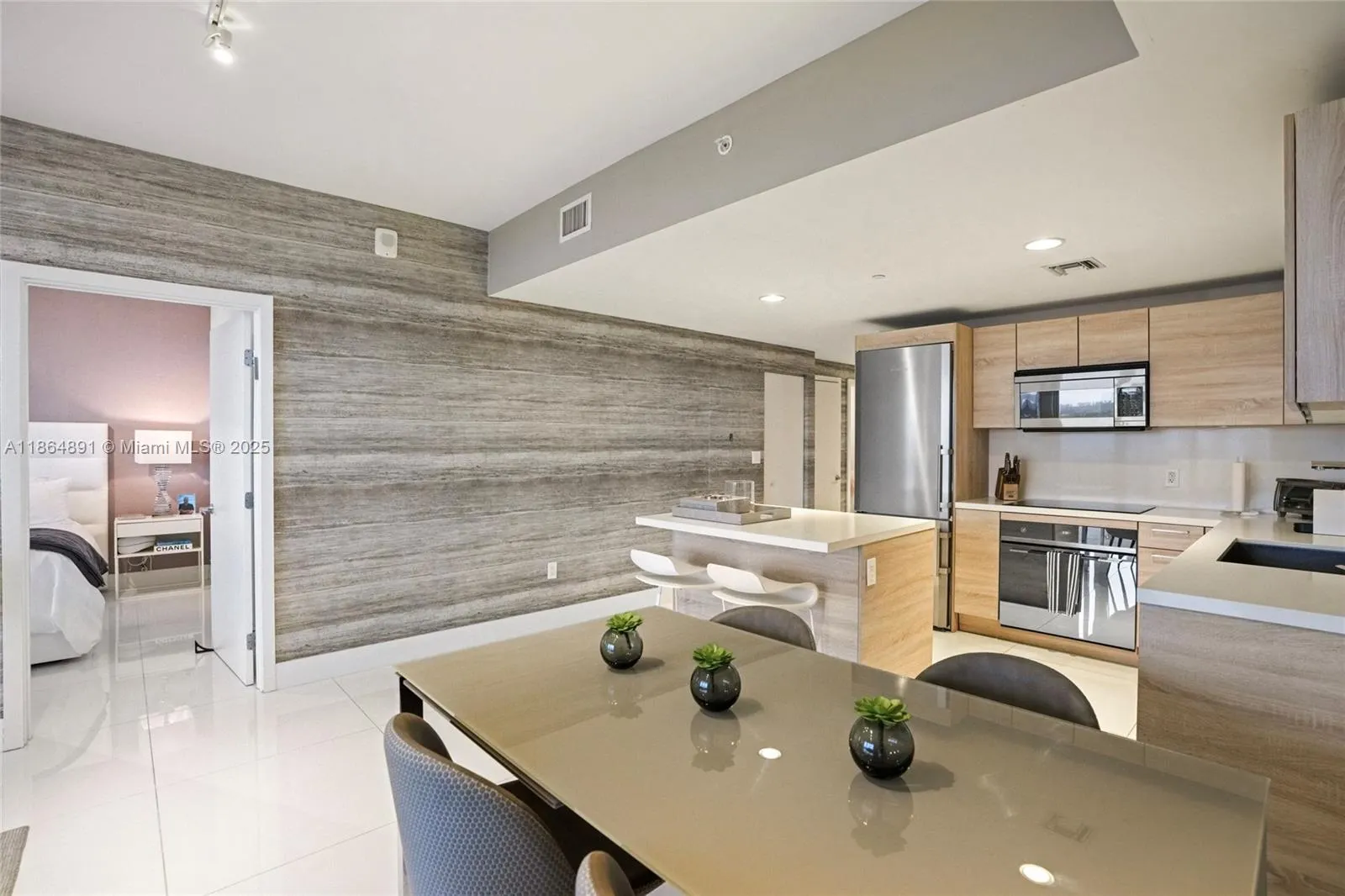 16385 Biscayne, #1618+ 2 Parking