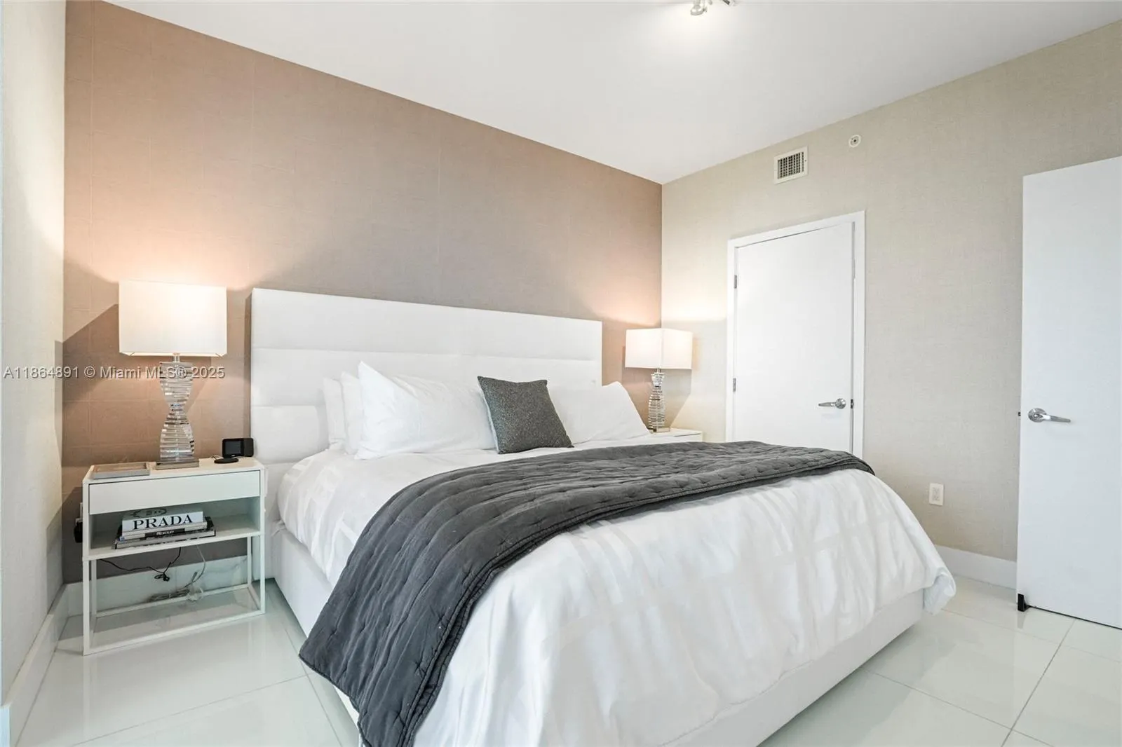 16385 Biscayne, #1618+ 2 Parking