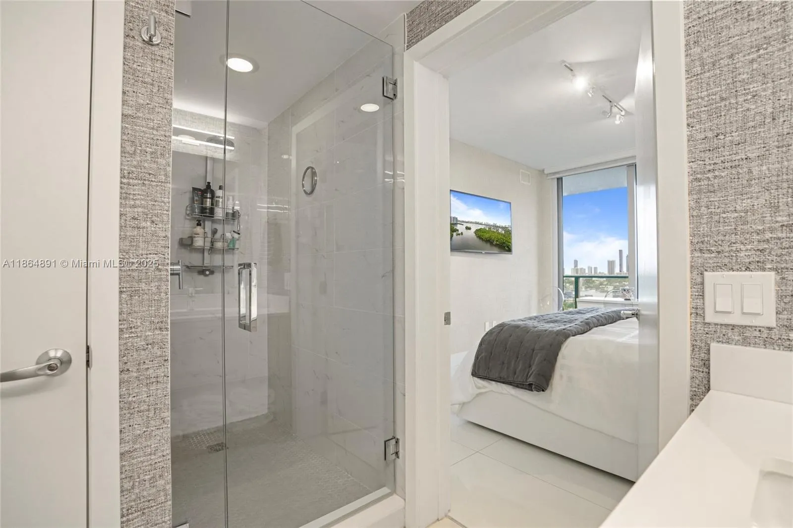 16385 Biscayne, #1618+ 2 Parking