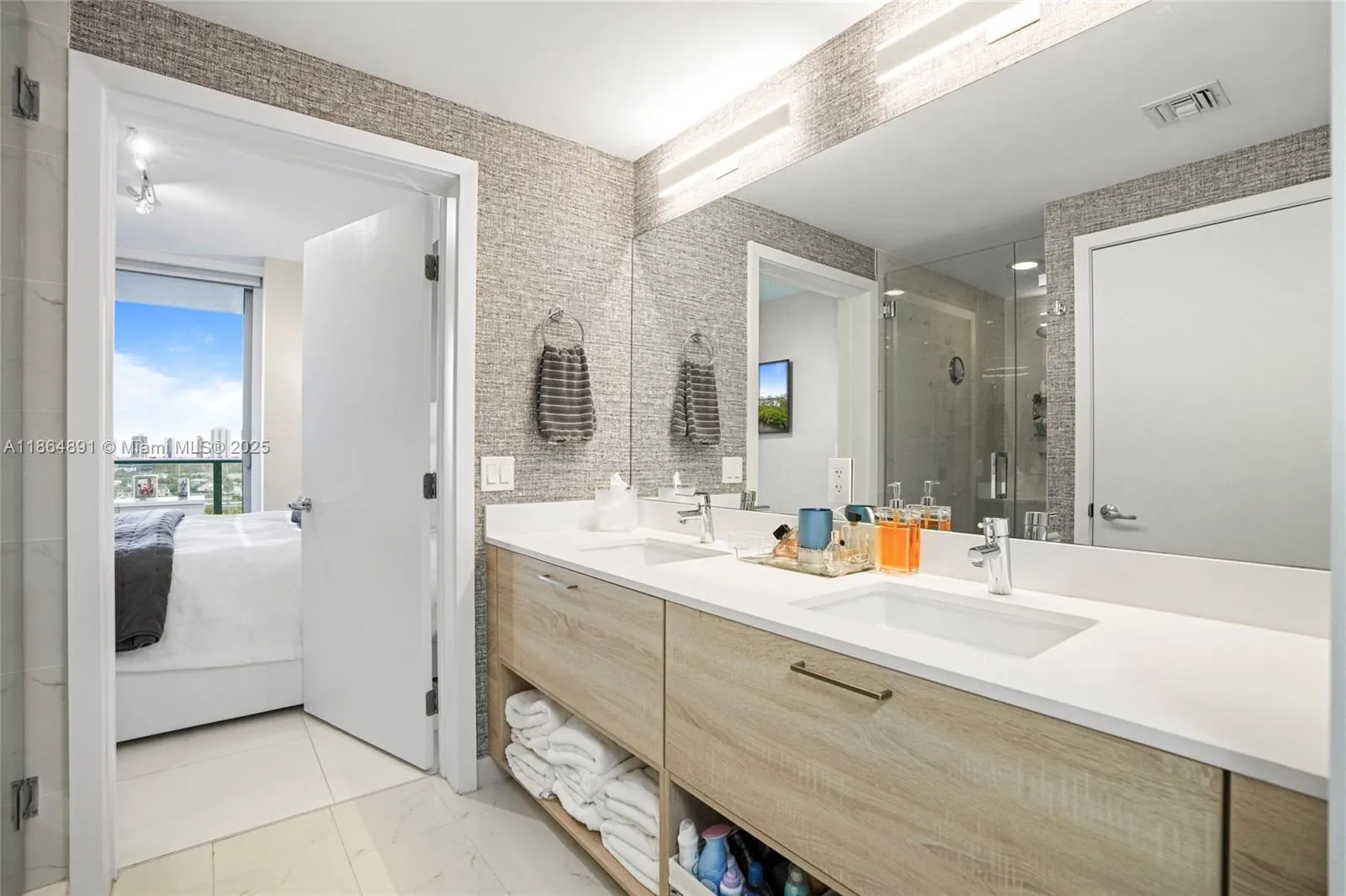 16385 Biscayne, #1618+ 2 Parking