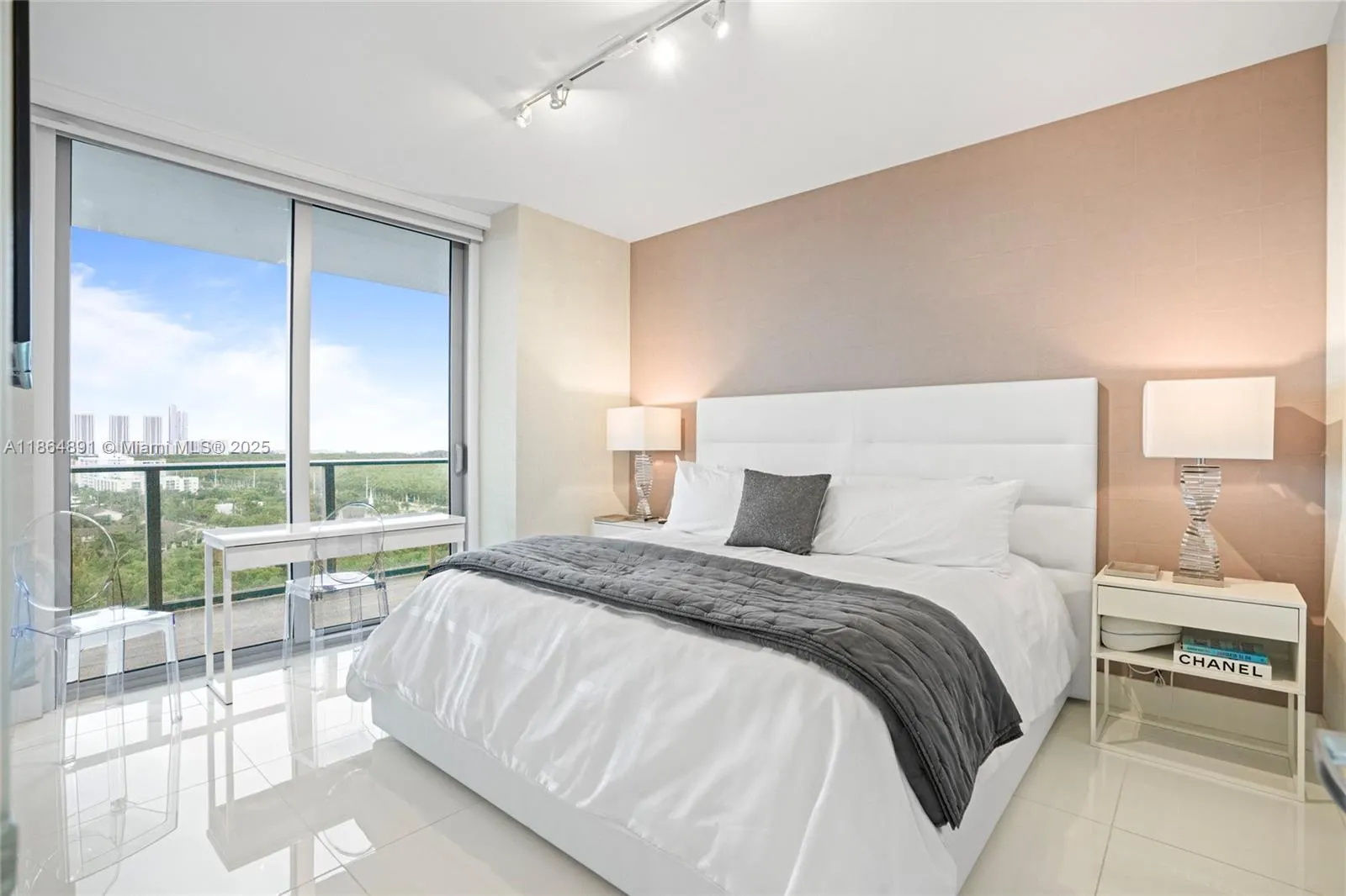 16385 Biscayne, #1618+ 2 Parking