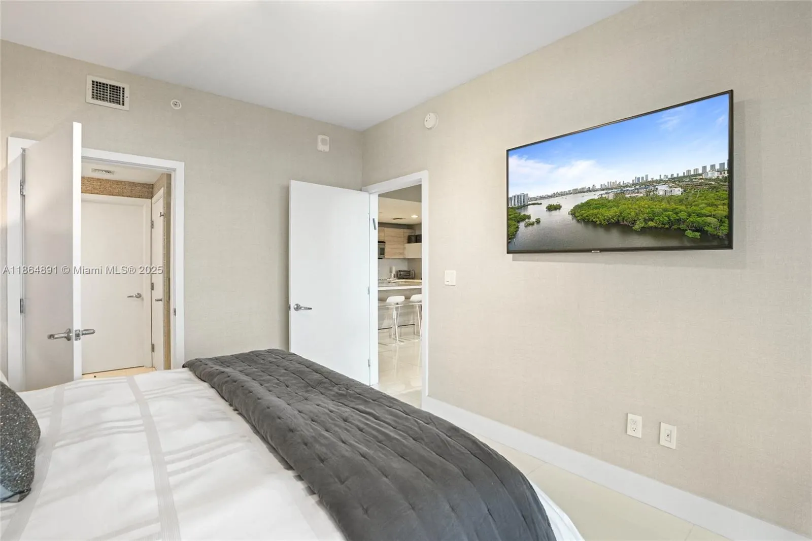 16385 Biscayne, #1618+ 2 Parking