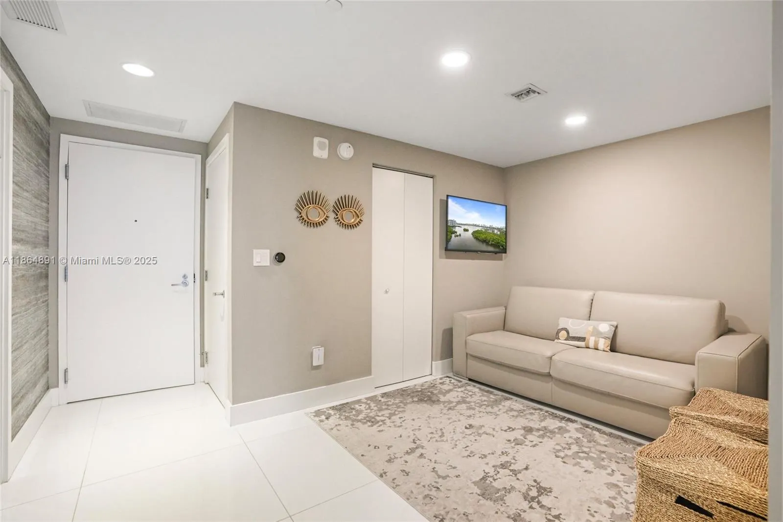 16385 Biscayne, #1618+ 2 Parking