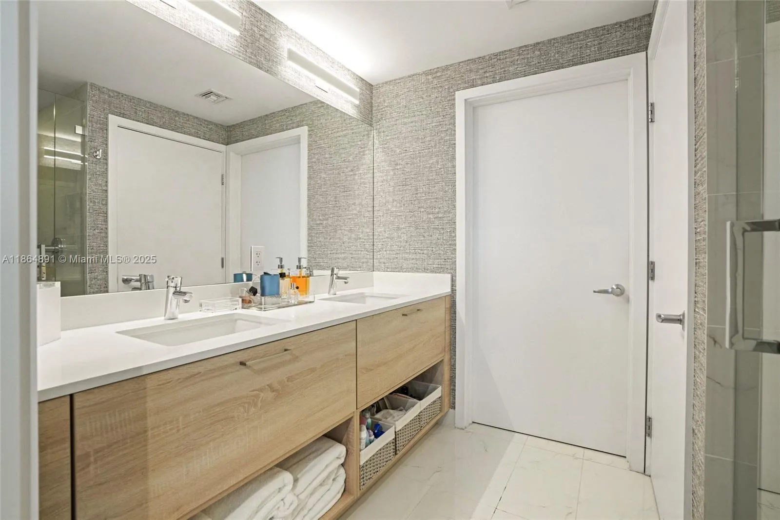16385 Biscayne, #1618+ 2 Parking