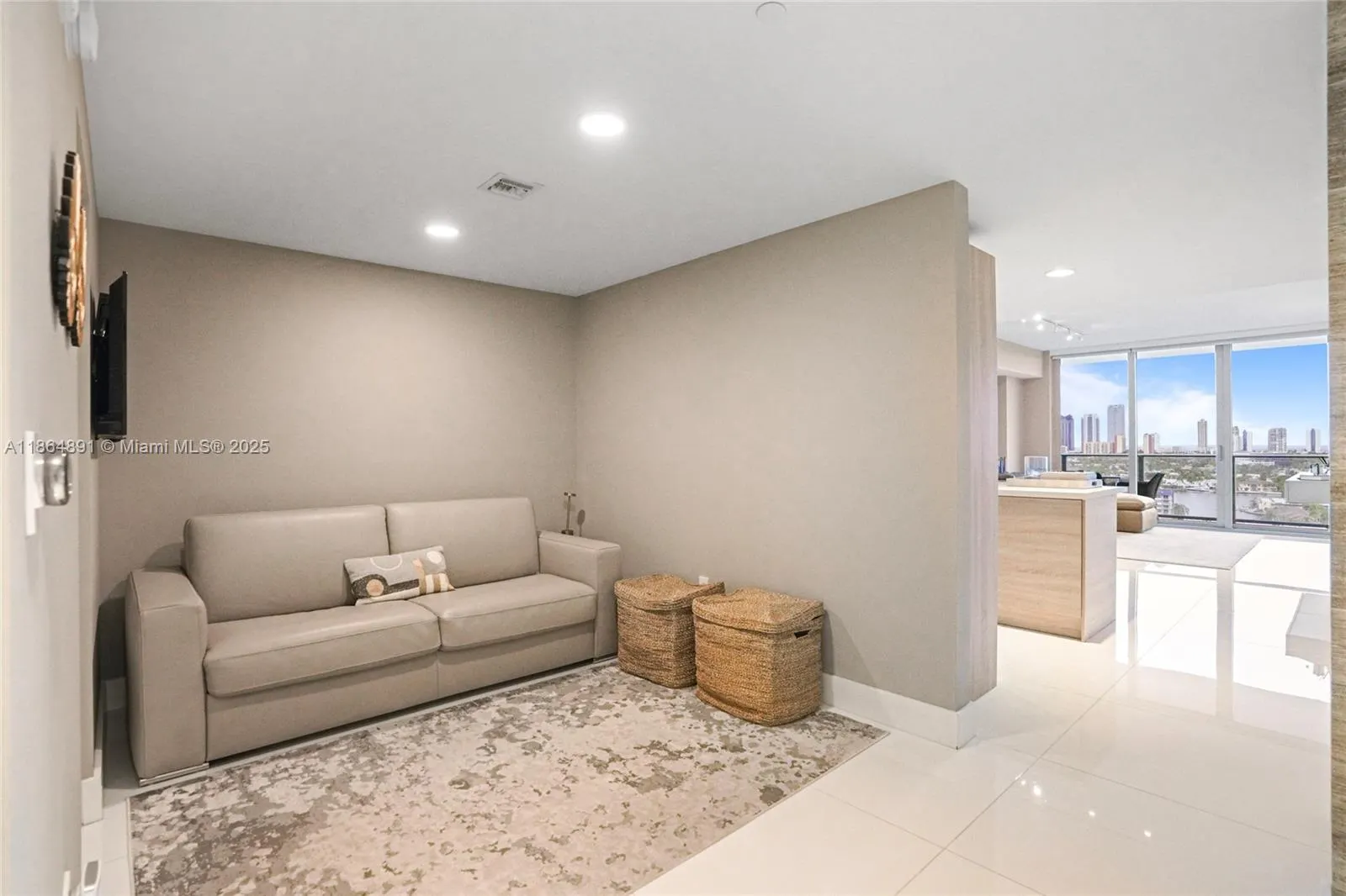 16385 Biscayne, #1618+ 2 Parking