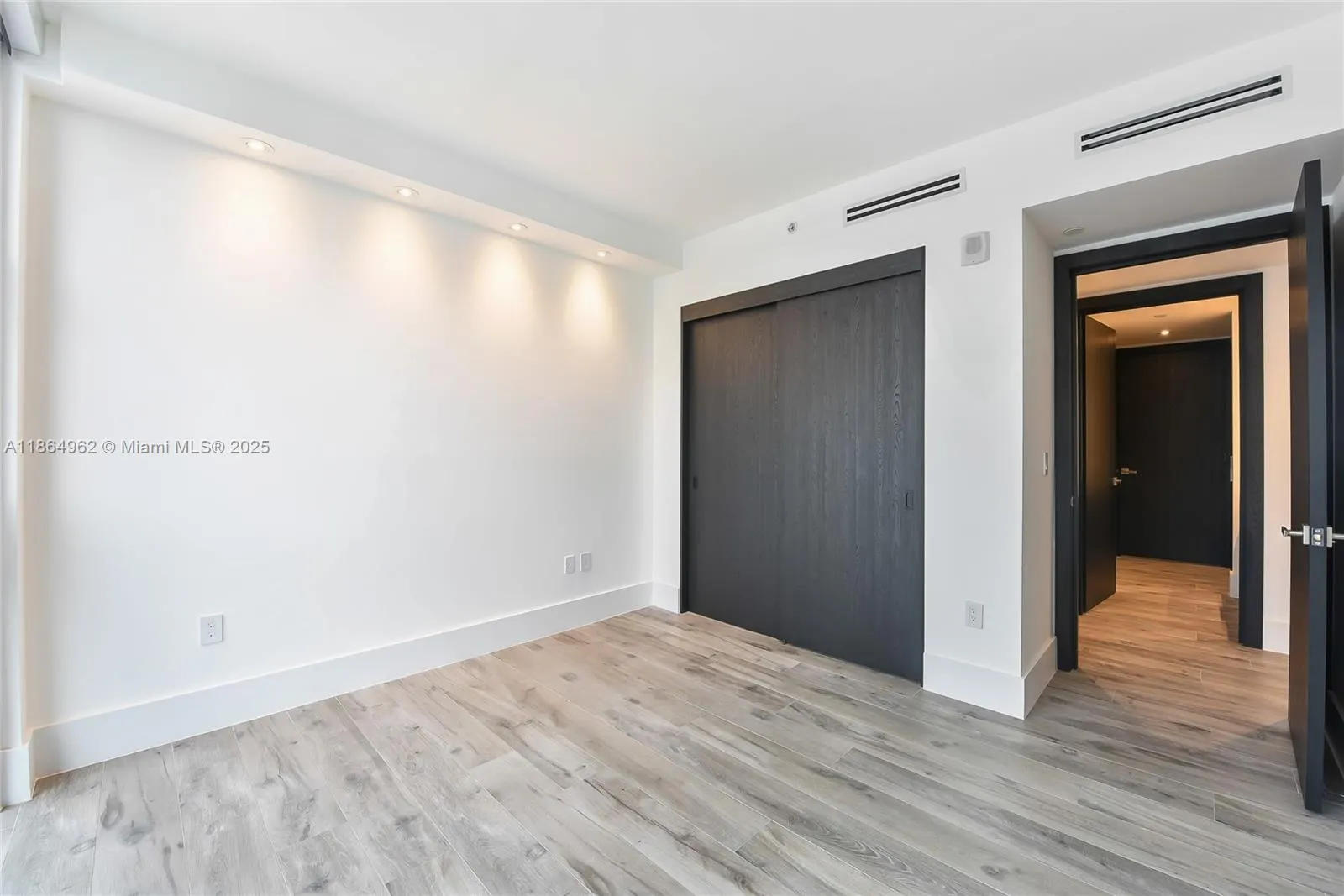 1010 Brickell Ave, #3905