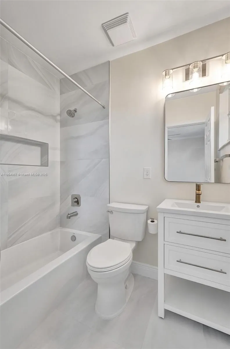 1033 NE 17th Way, #803