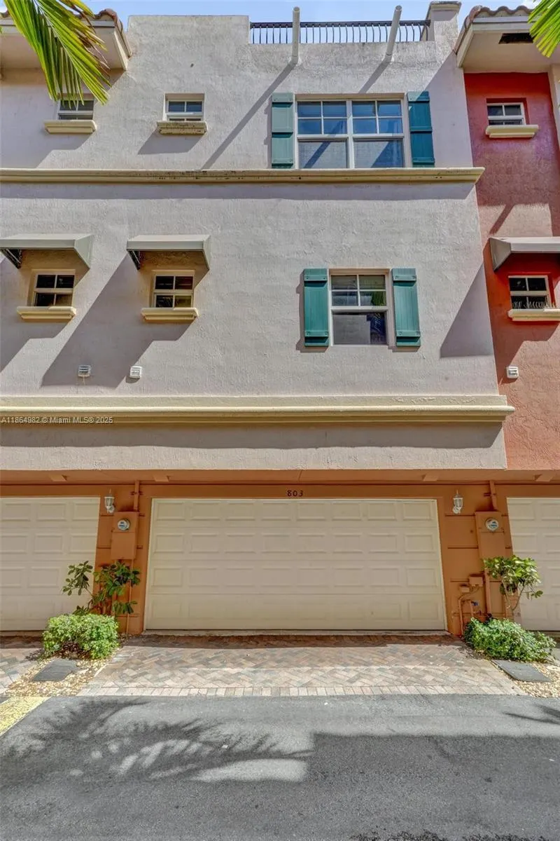 1033 NE 17th Way, #803