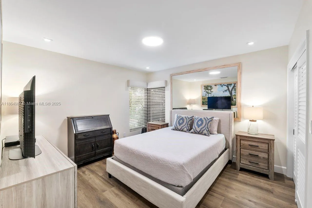 11044 SW 77th Ct Cir