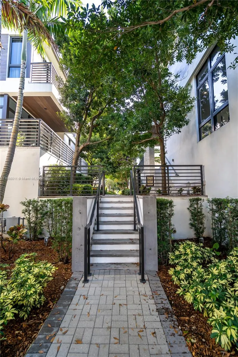8263 NW 47th Ter