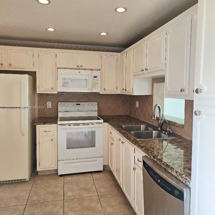 205 SE 11th Ter, #302