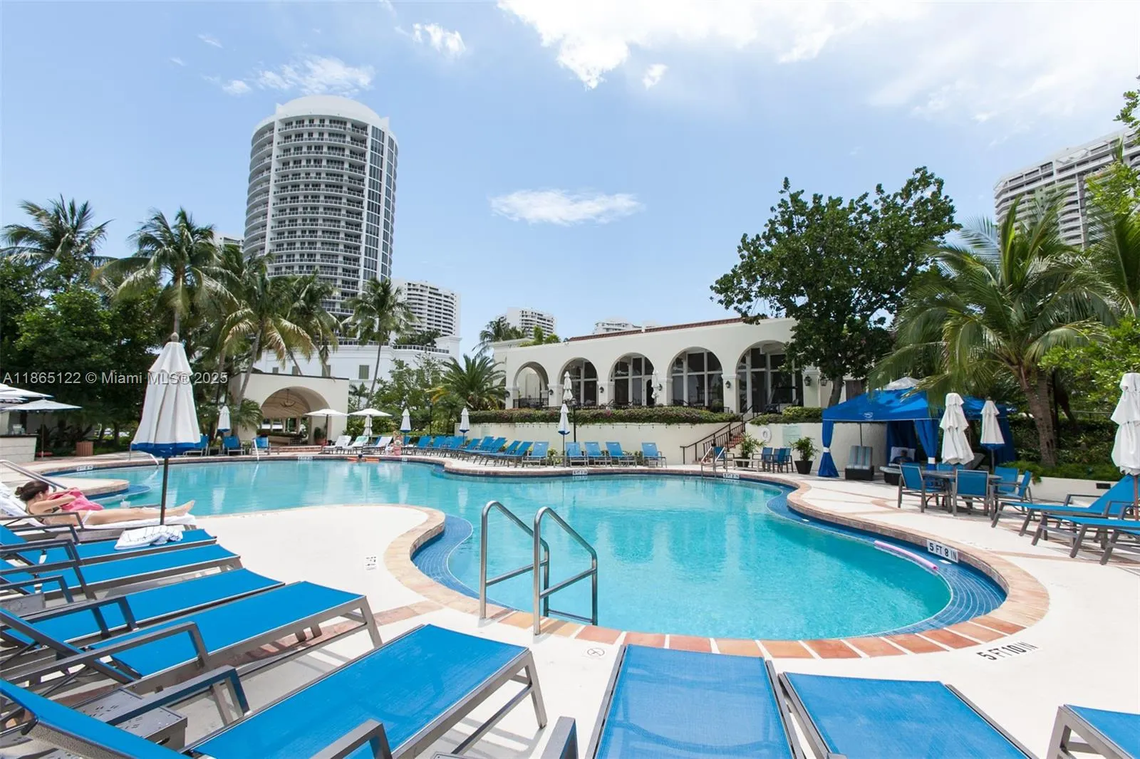 6000 Island Blvd, #707