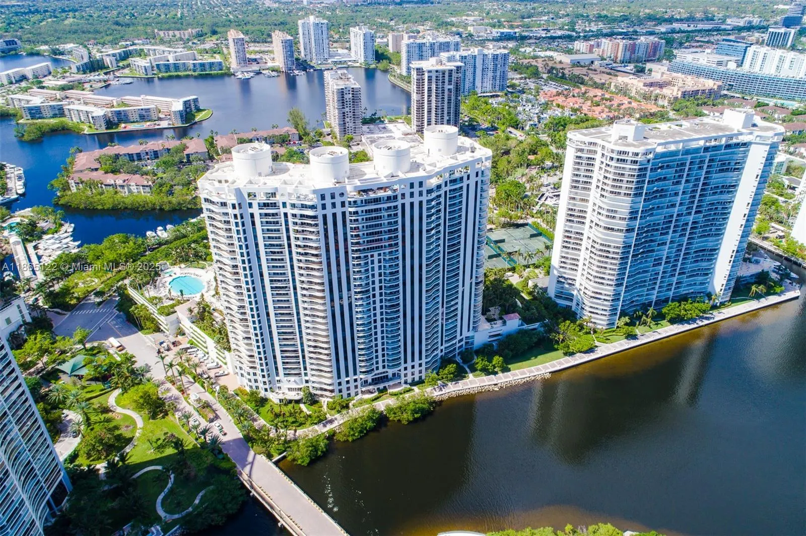 6000 Island Blvd, #707