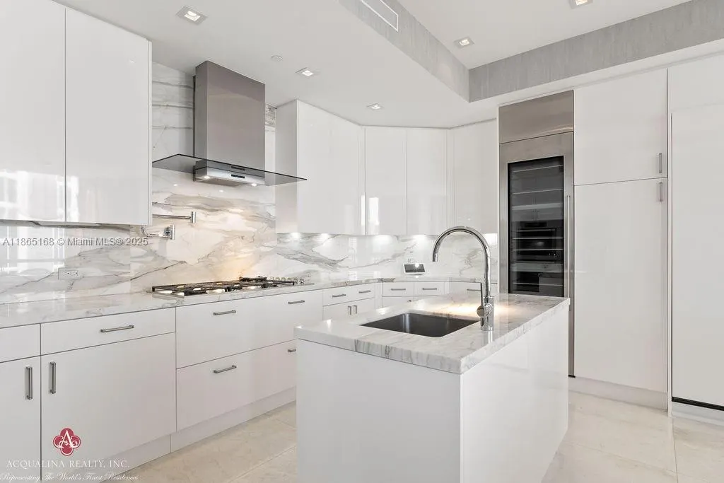 17749 Collins Ave, #902