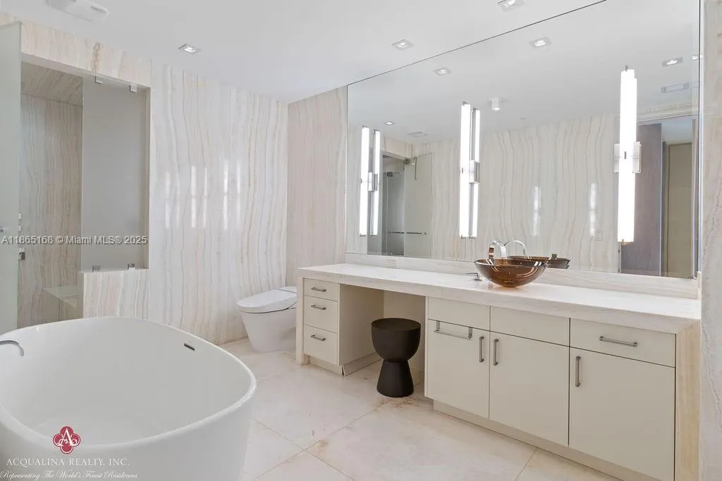 17749 Collins Ave, #902