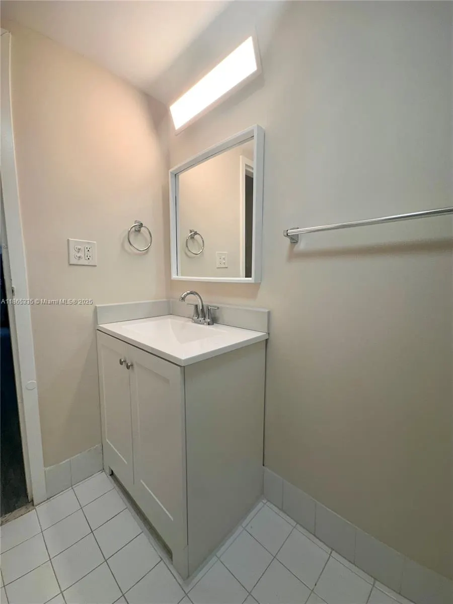 2935 NE 163rd ST, #3P