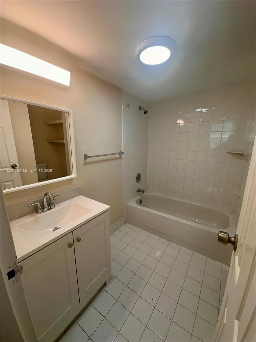 2935 NE 163rd ST, #3P