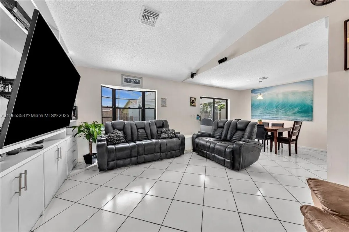 4916 NW 92nd Ave