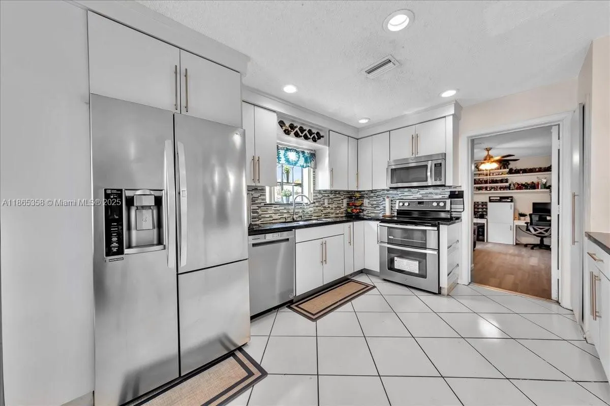 4916 NW 92nd Ave
