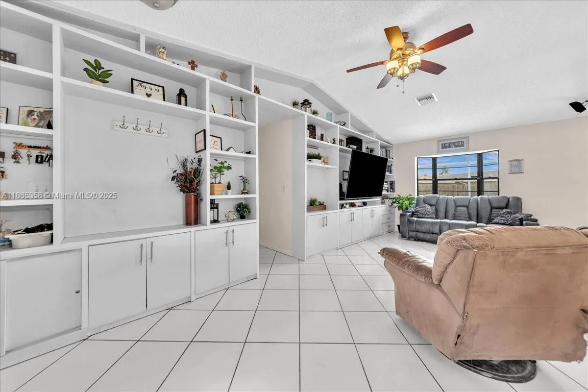 4916 NW 92nd Ave