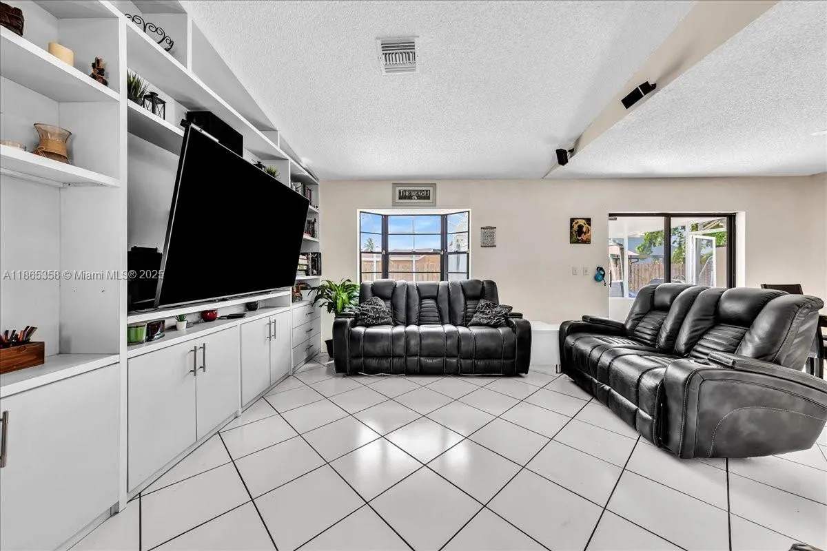 4916 NW 92nd Ave
