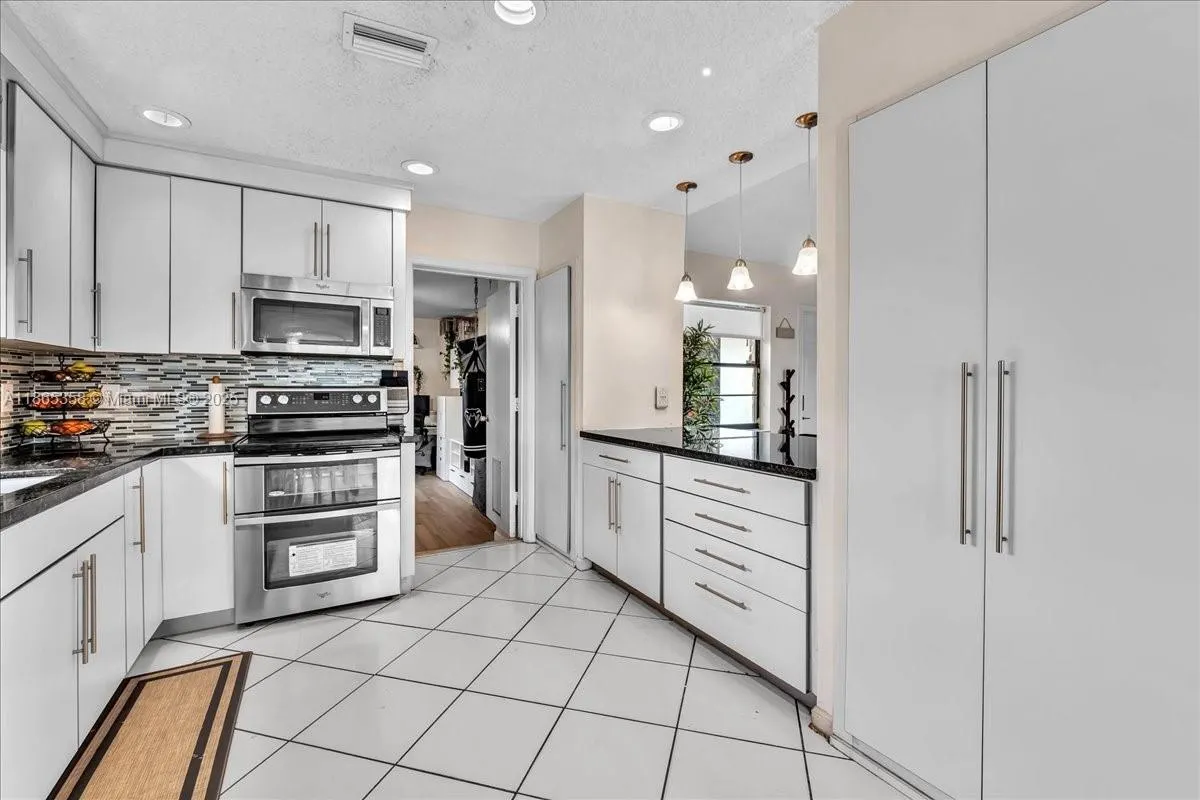 4916 NW 92nd Ave