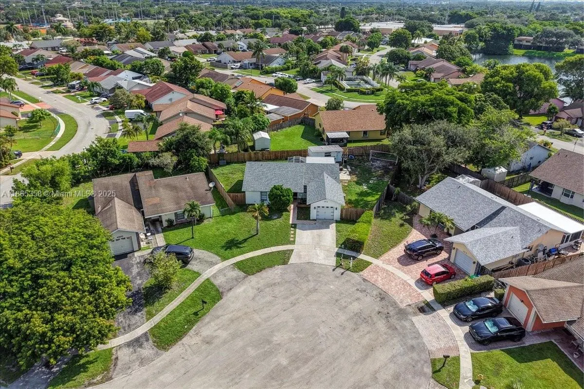 4916 NW 92nd Ave