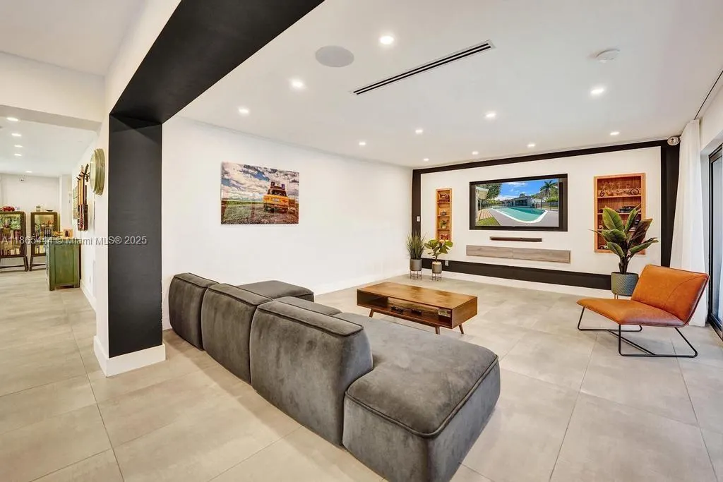 4660 SW 37th Ave