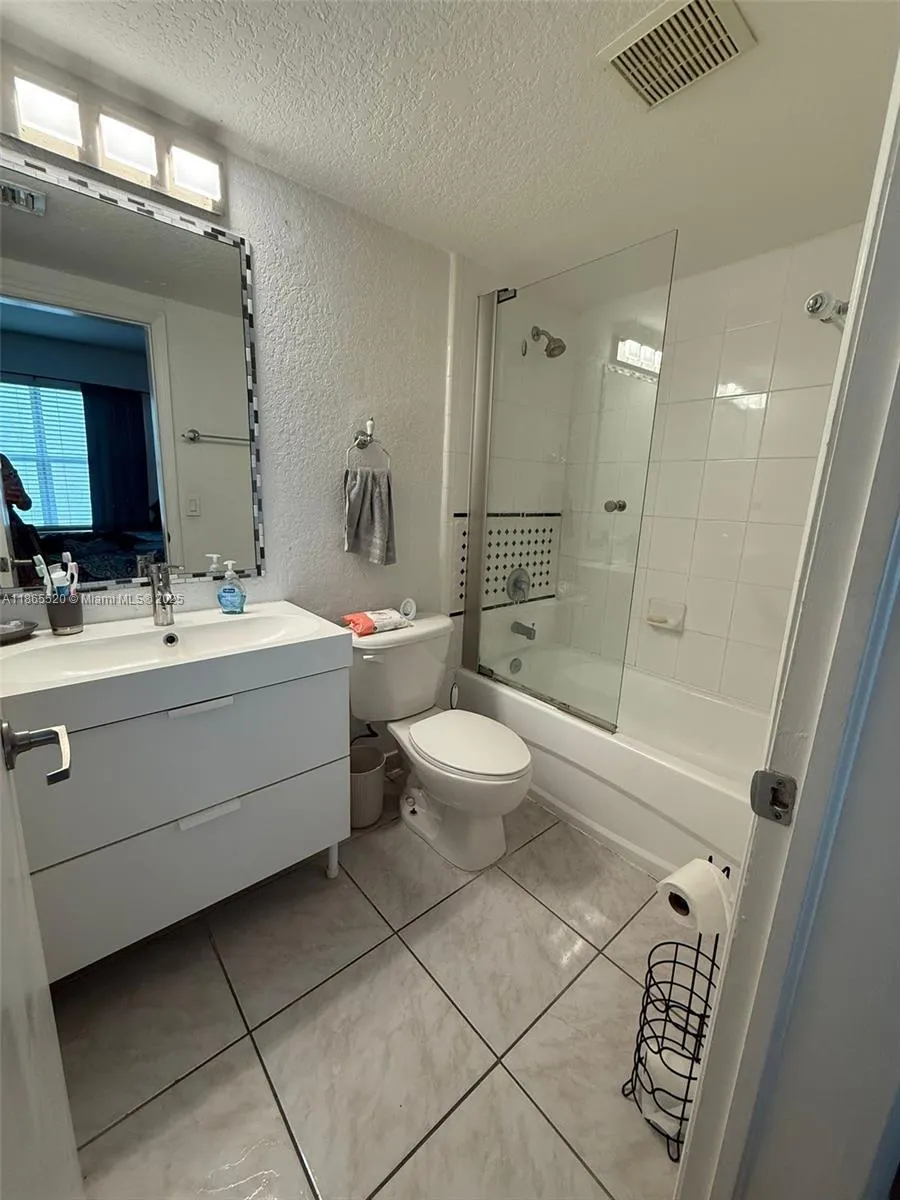 7326 Collins Ave, #105