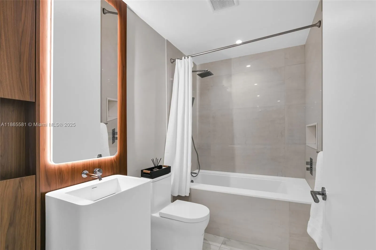 220 SE Mizner Blvd, #414