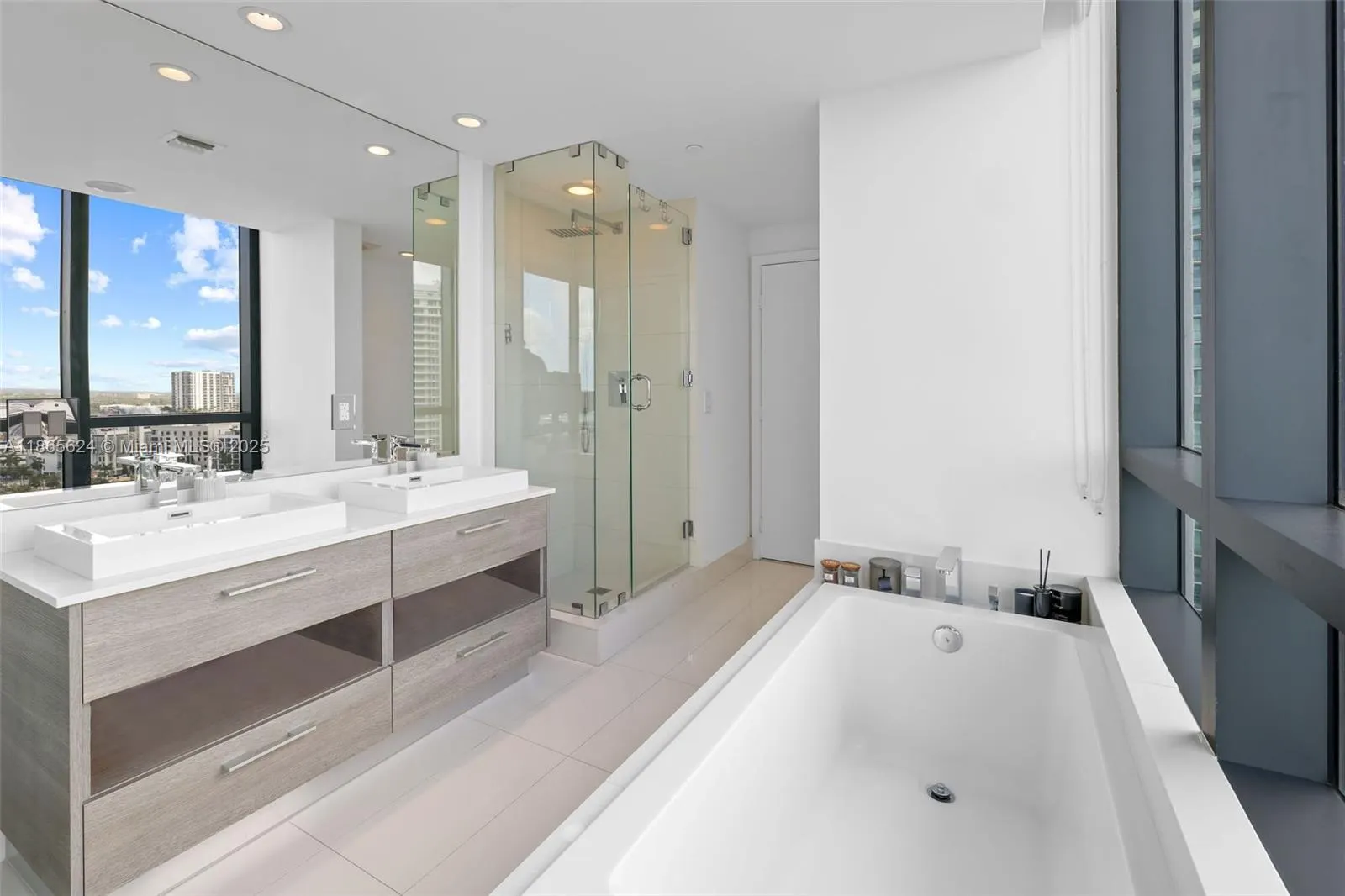 650 NE 32nd St, #1708
