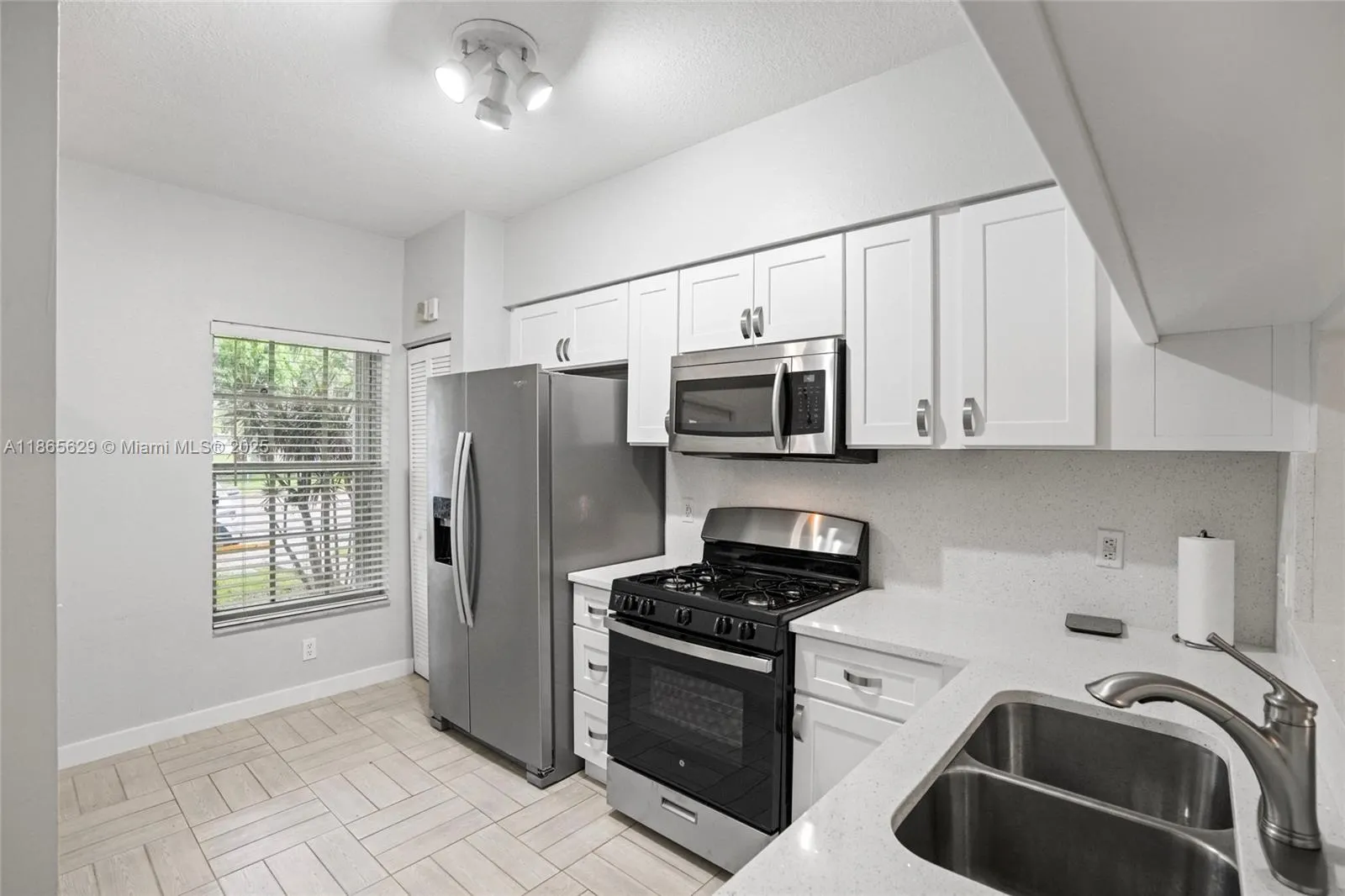 8031 Sanibel Dr, #0