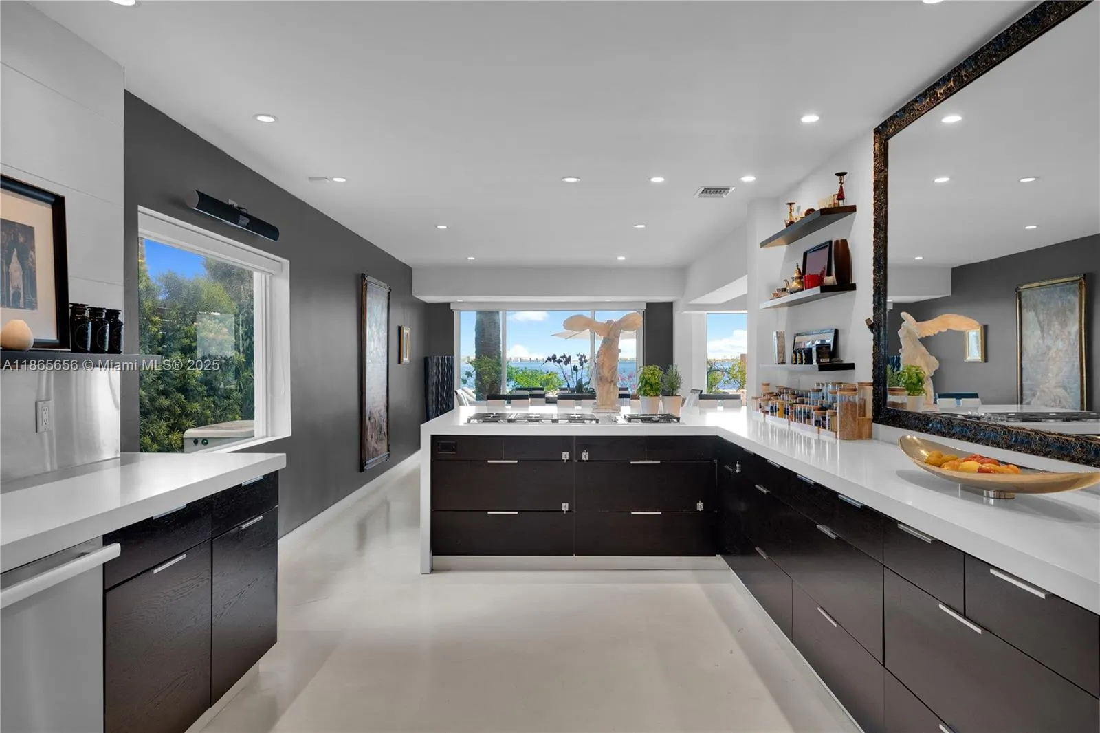 1111 N Venetian Dr