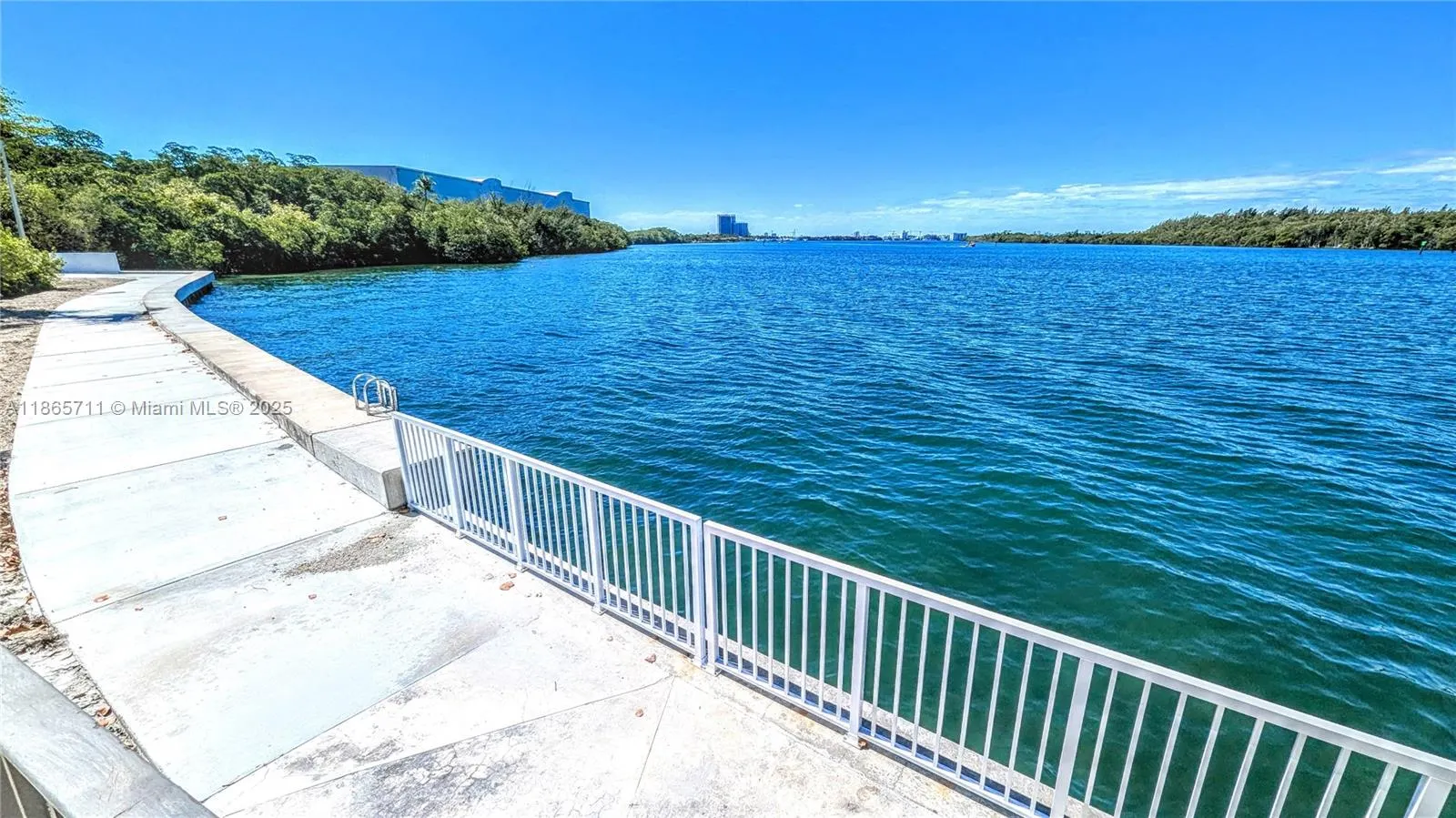 300 Bayview Dr, #206