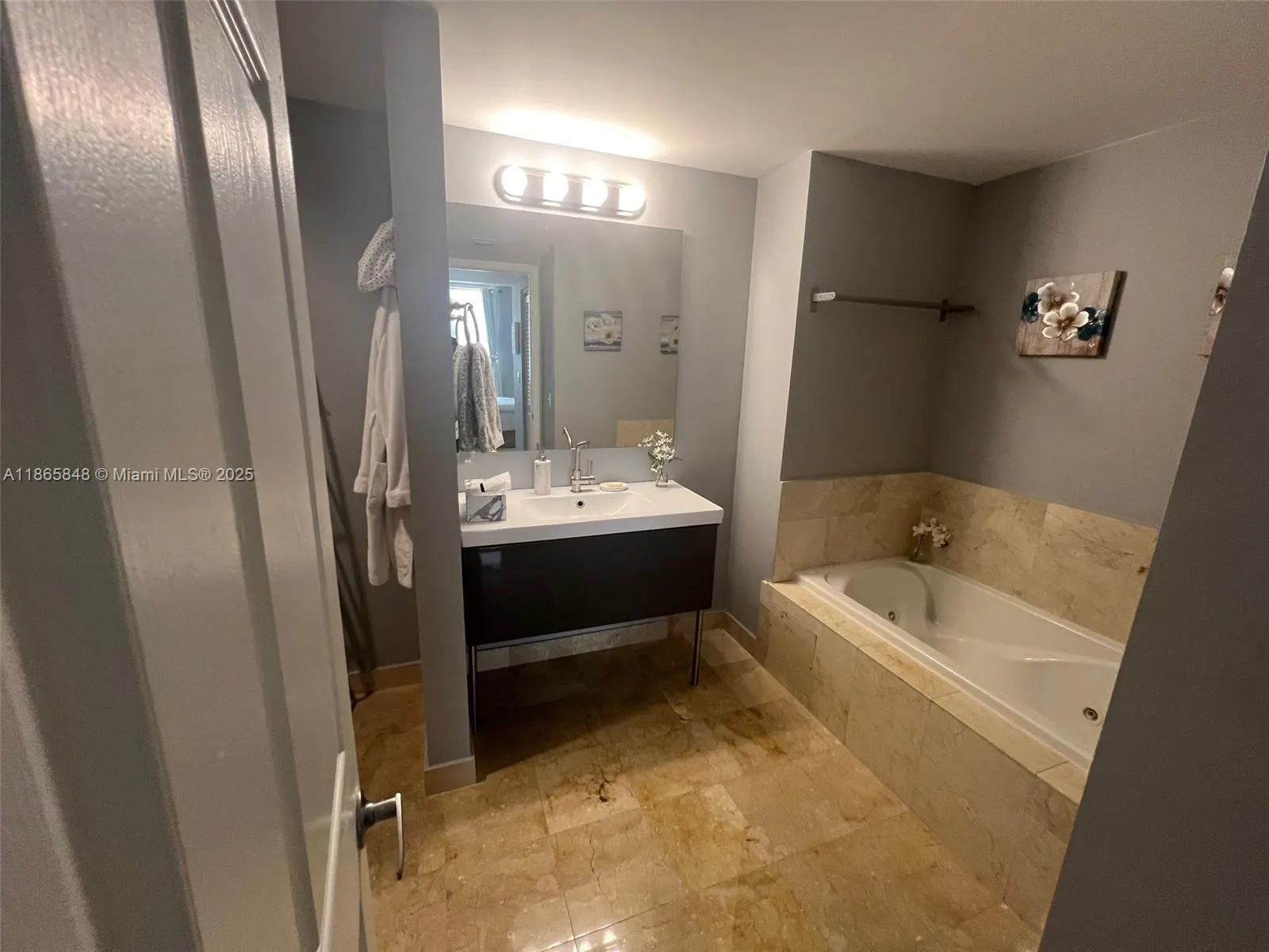 2030 S Douglas Rd, #611
