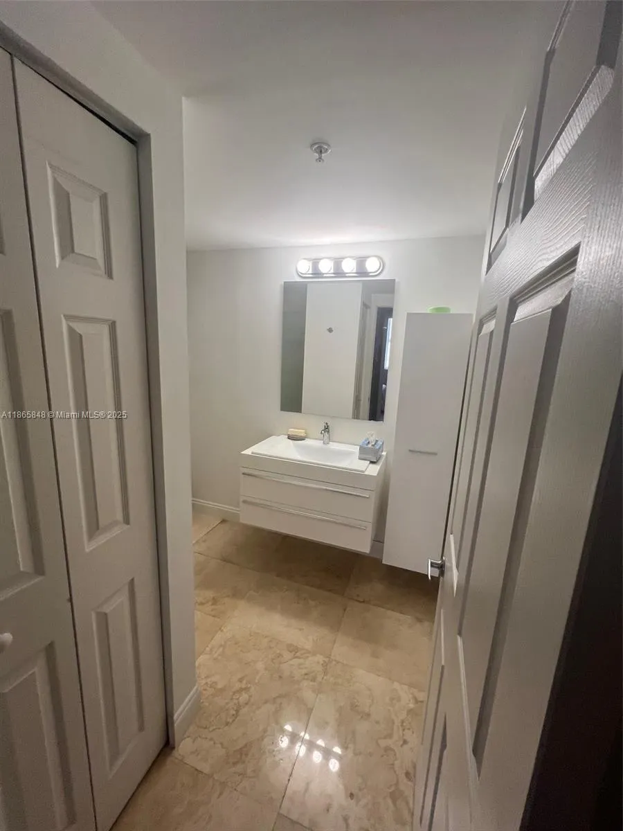 2030 S Douglas Rd, #611