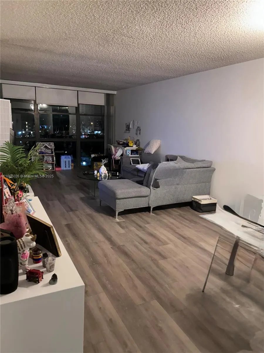 800 Parkview Dr, #504