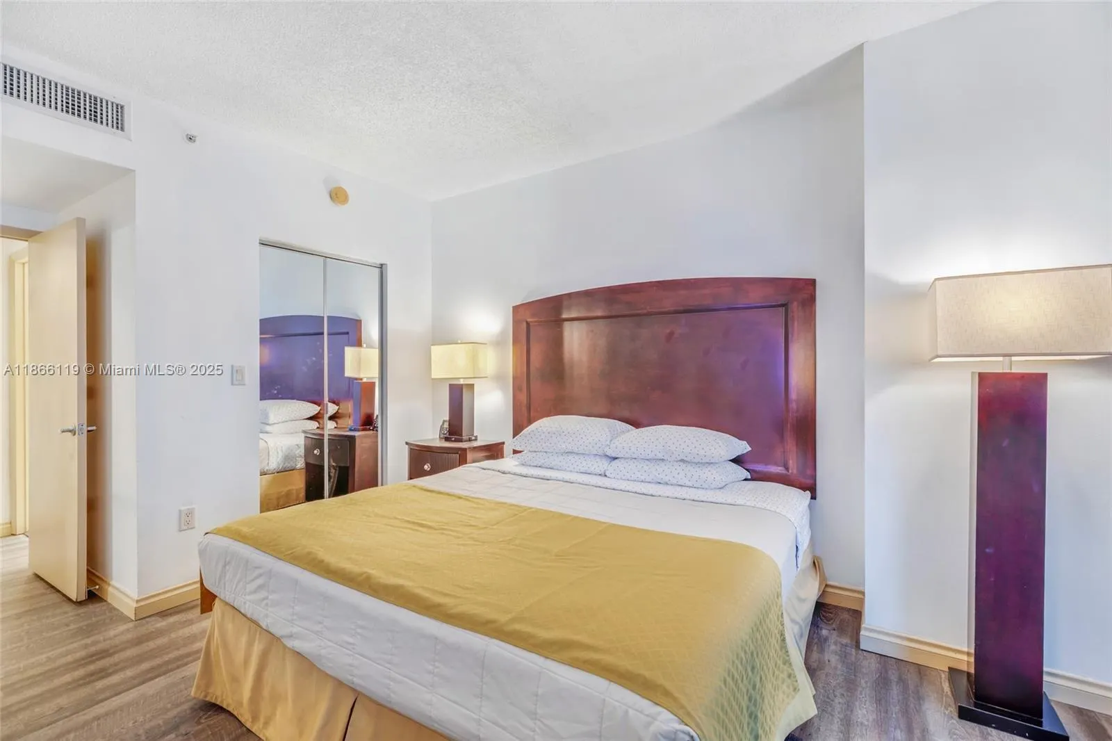 17375 Collins Ave, #1005