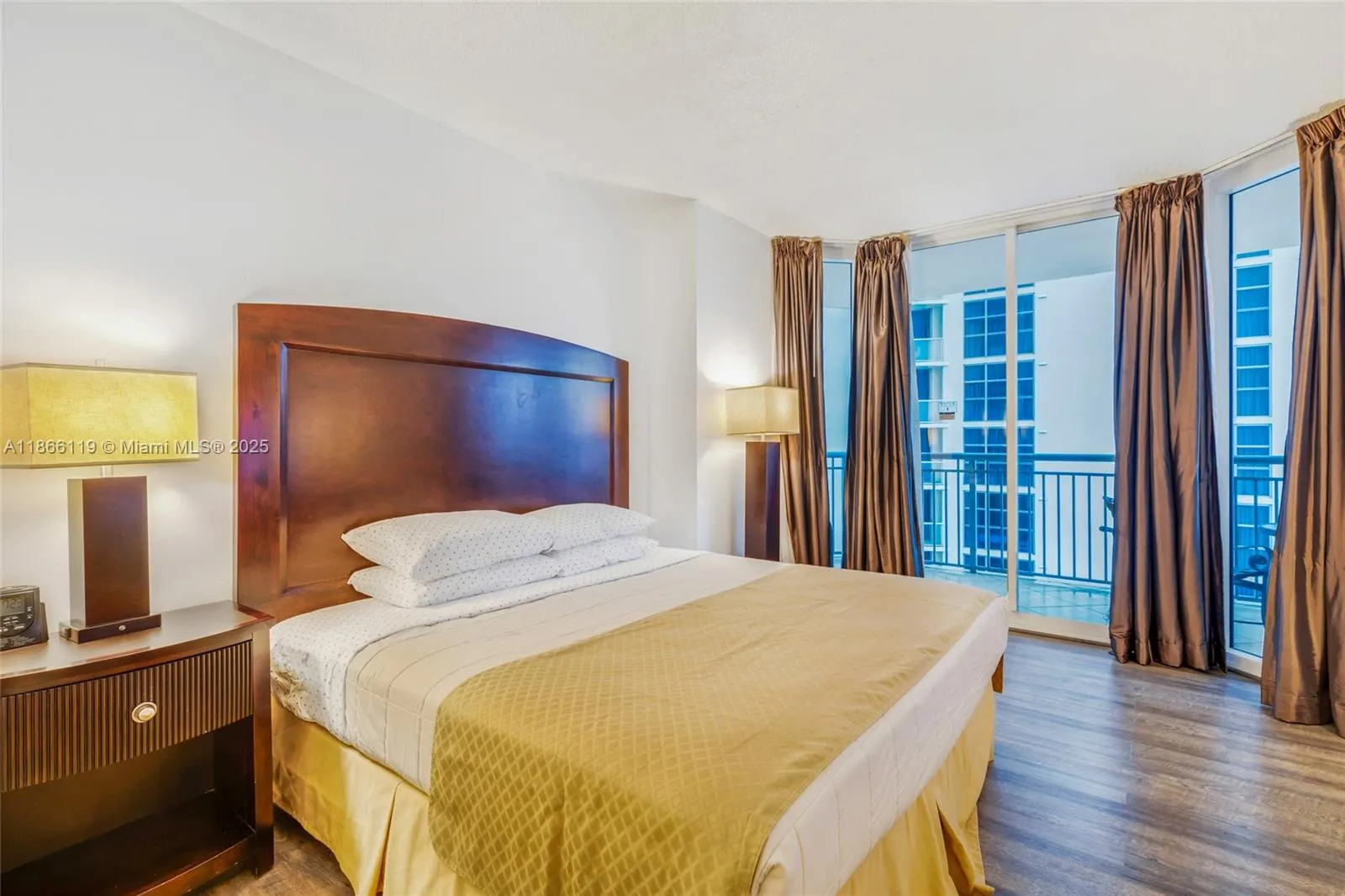 17375 Collins Ave, #1005
