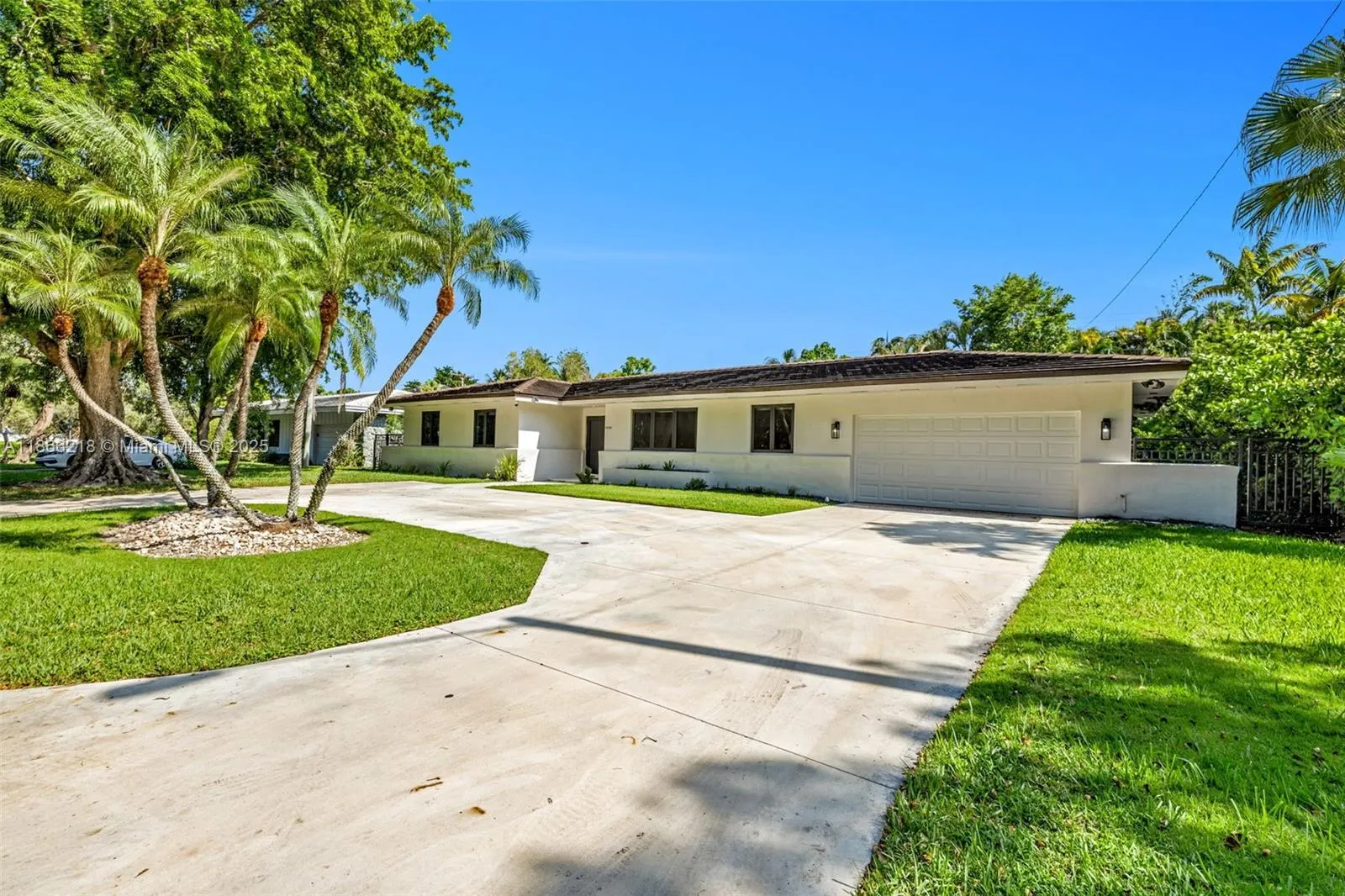 1460 Campamento Ave