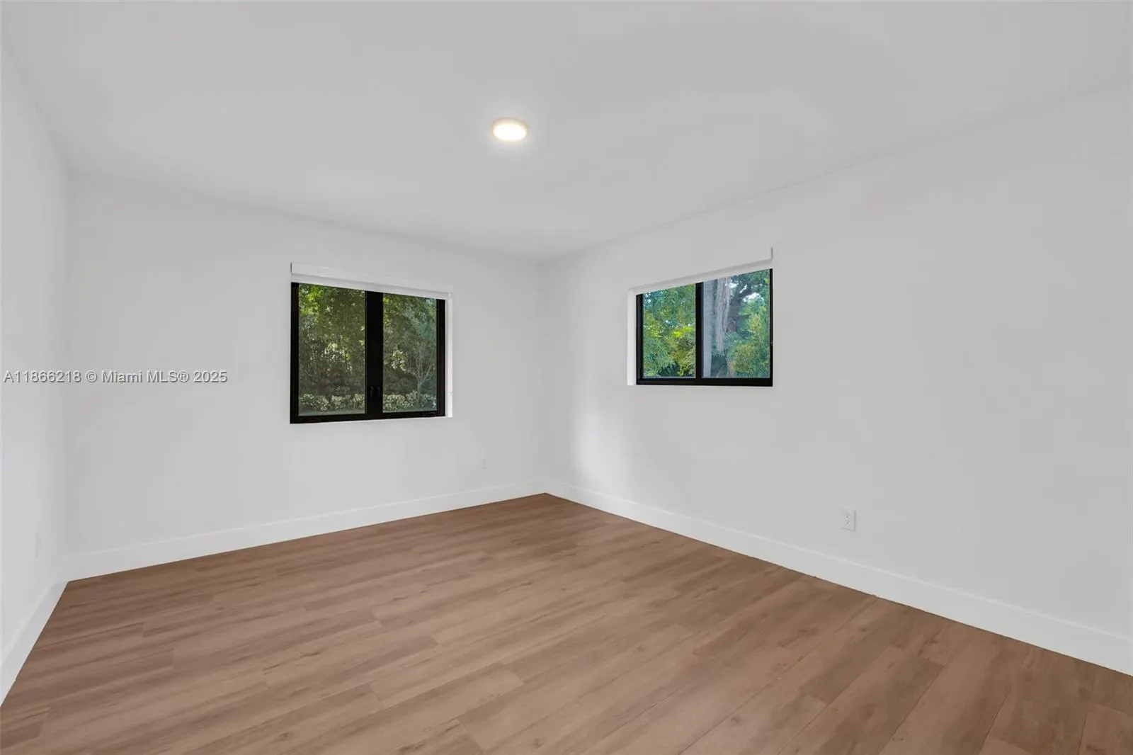 1460 Campamento Ave