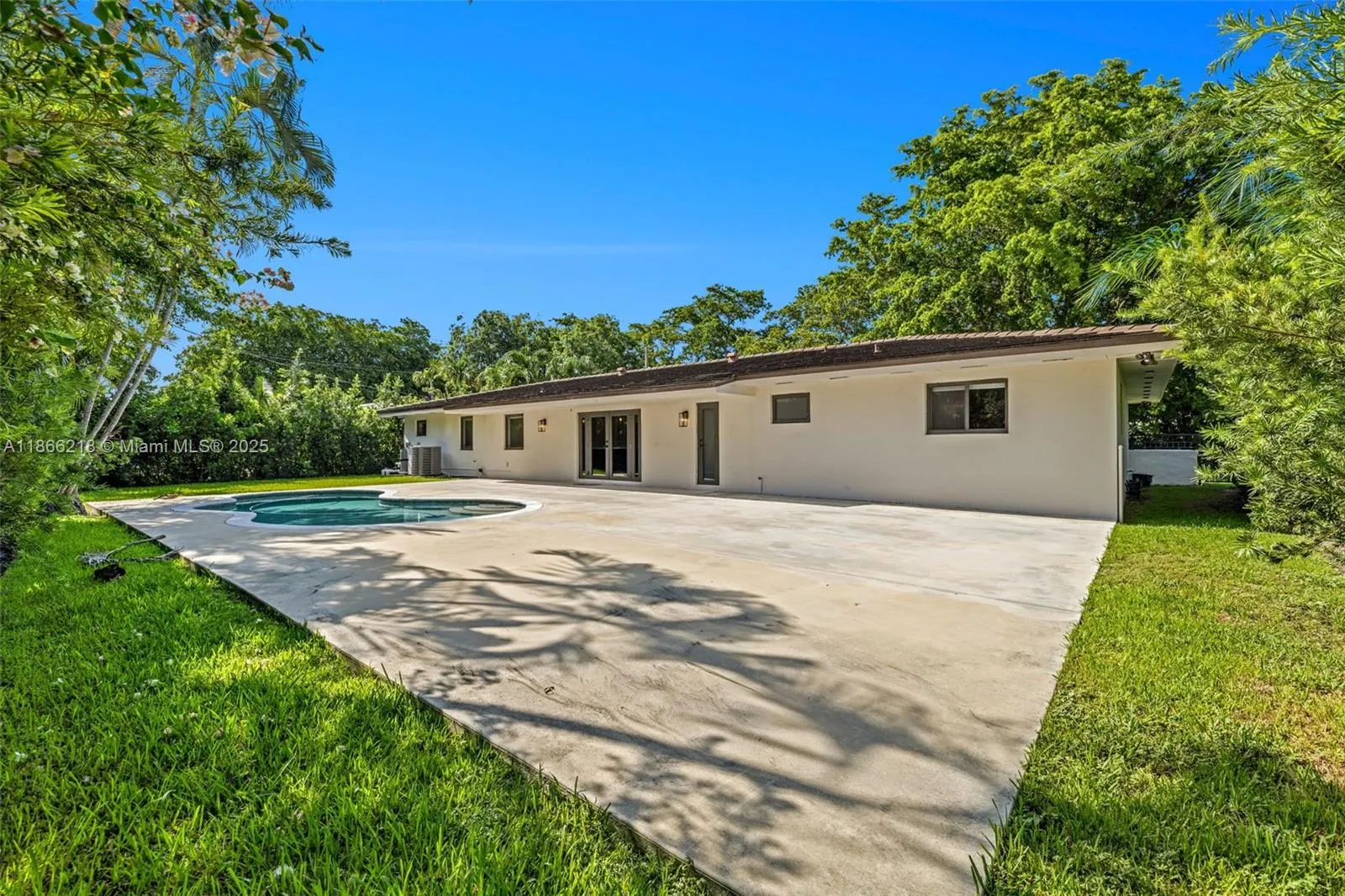 1460 Campamento Ave
