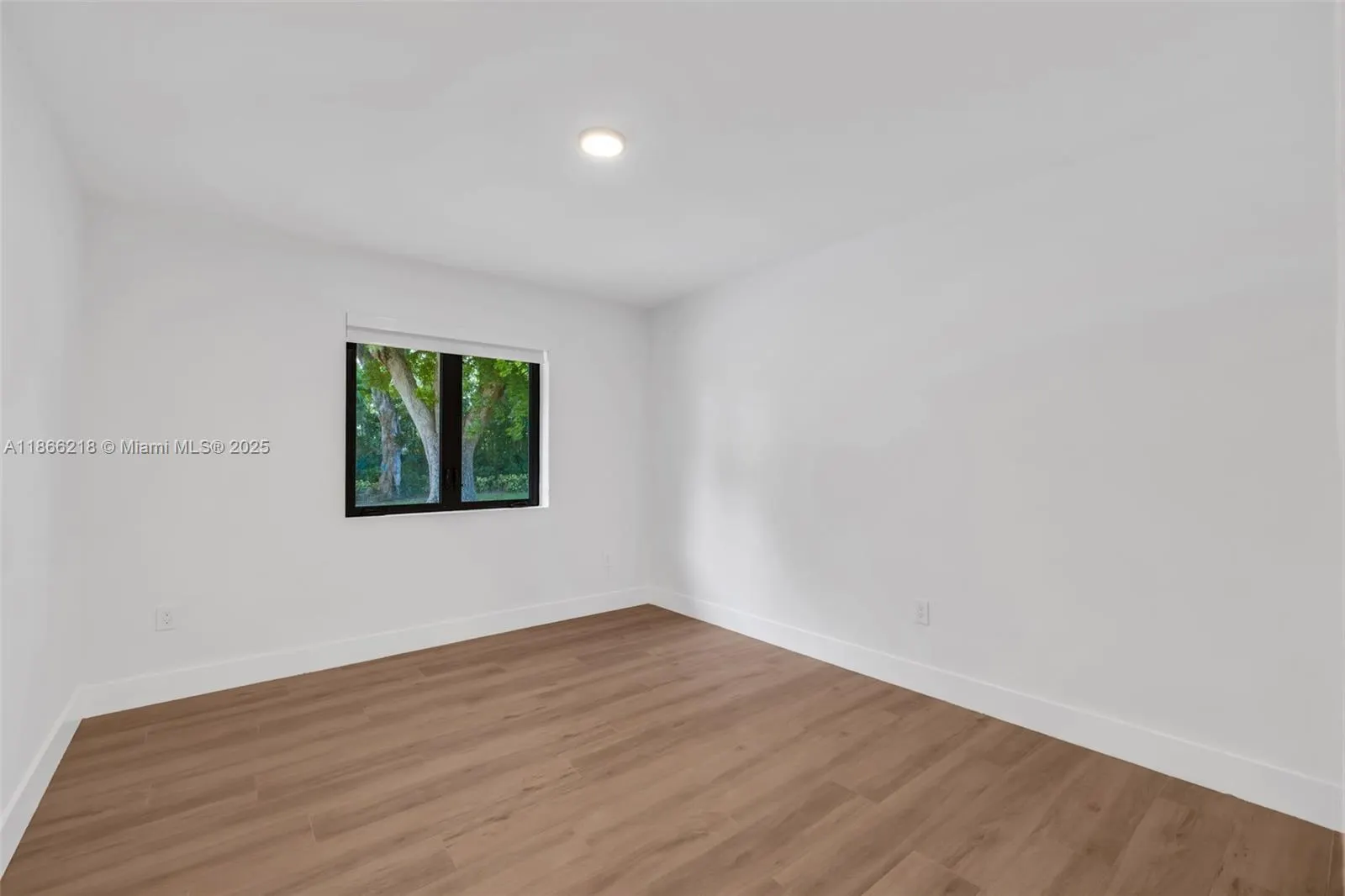 1460 Campamento Ave