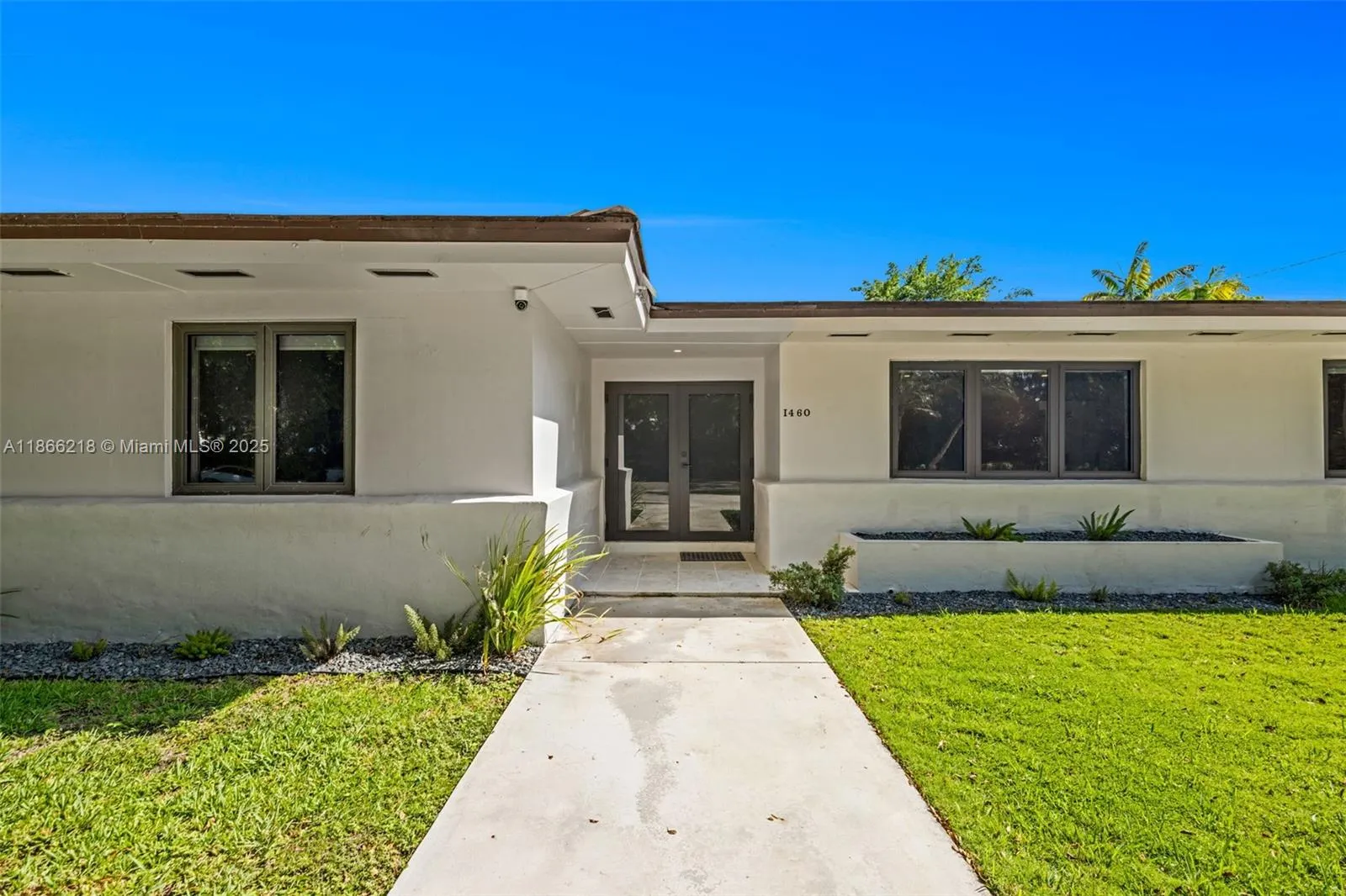 1460 Campamento Ave