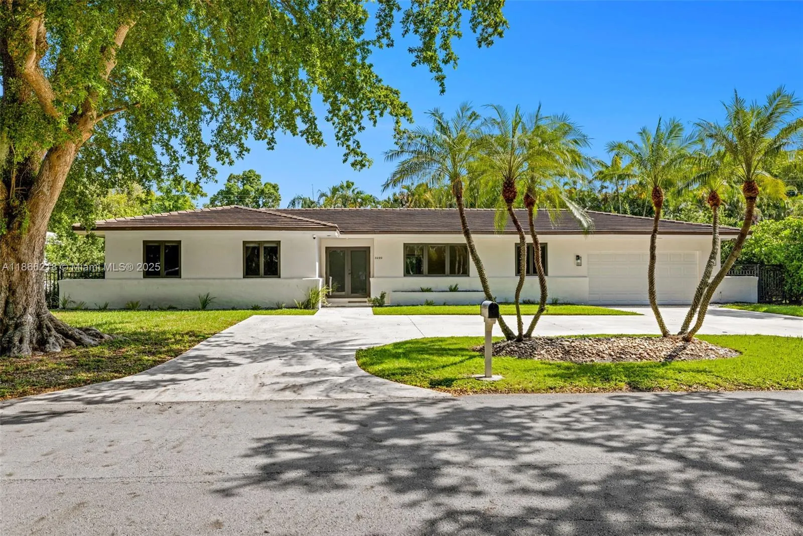 1460 Campamento Ave