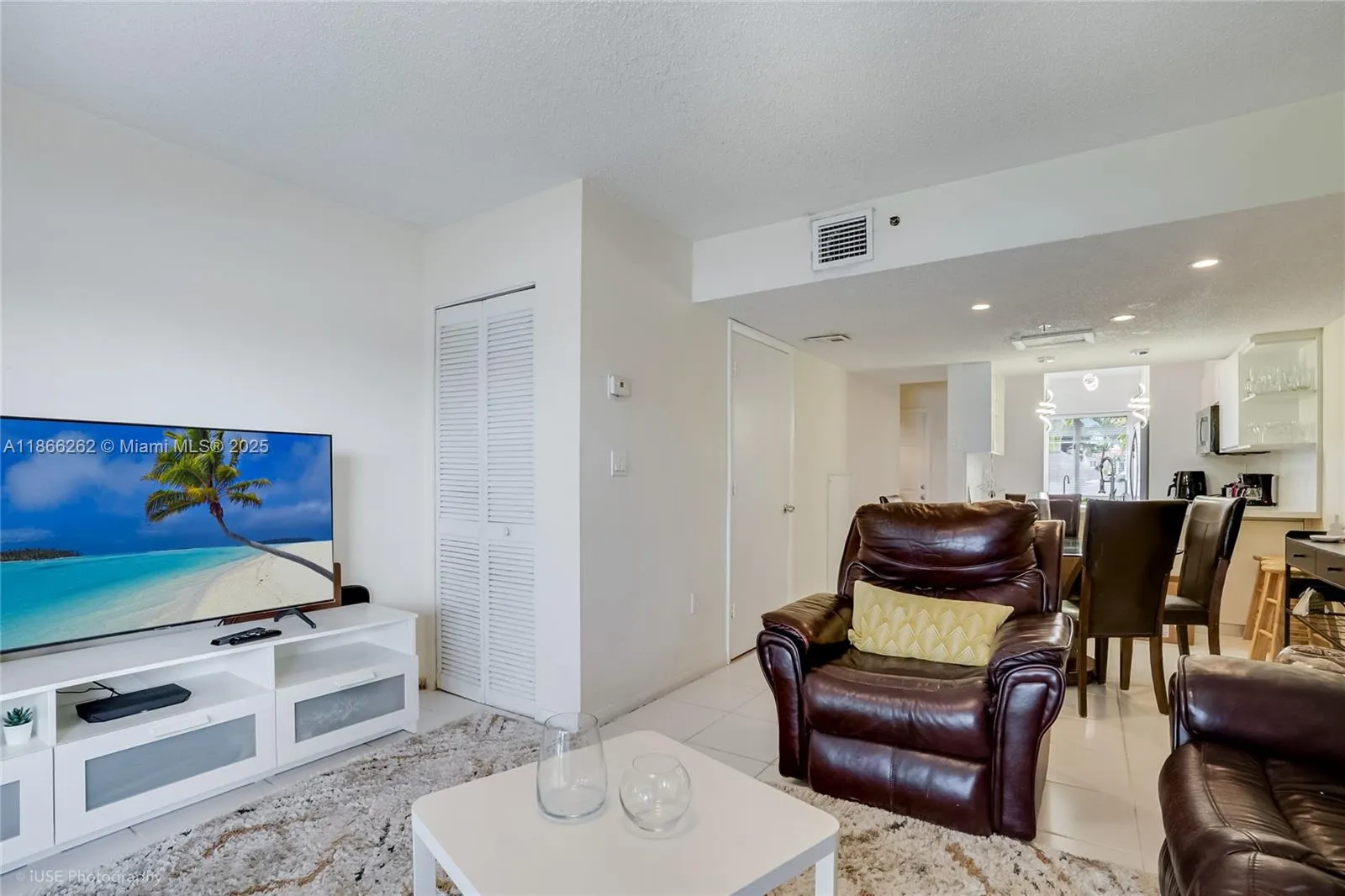 221 Riviera Cir
