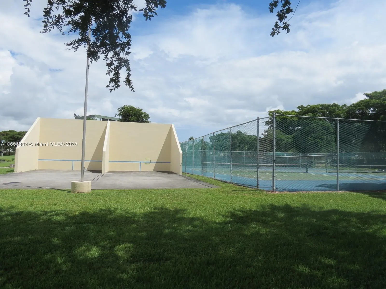 2320 S Cypress Bend Dr, #305