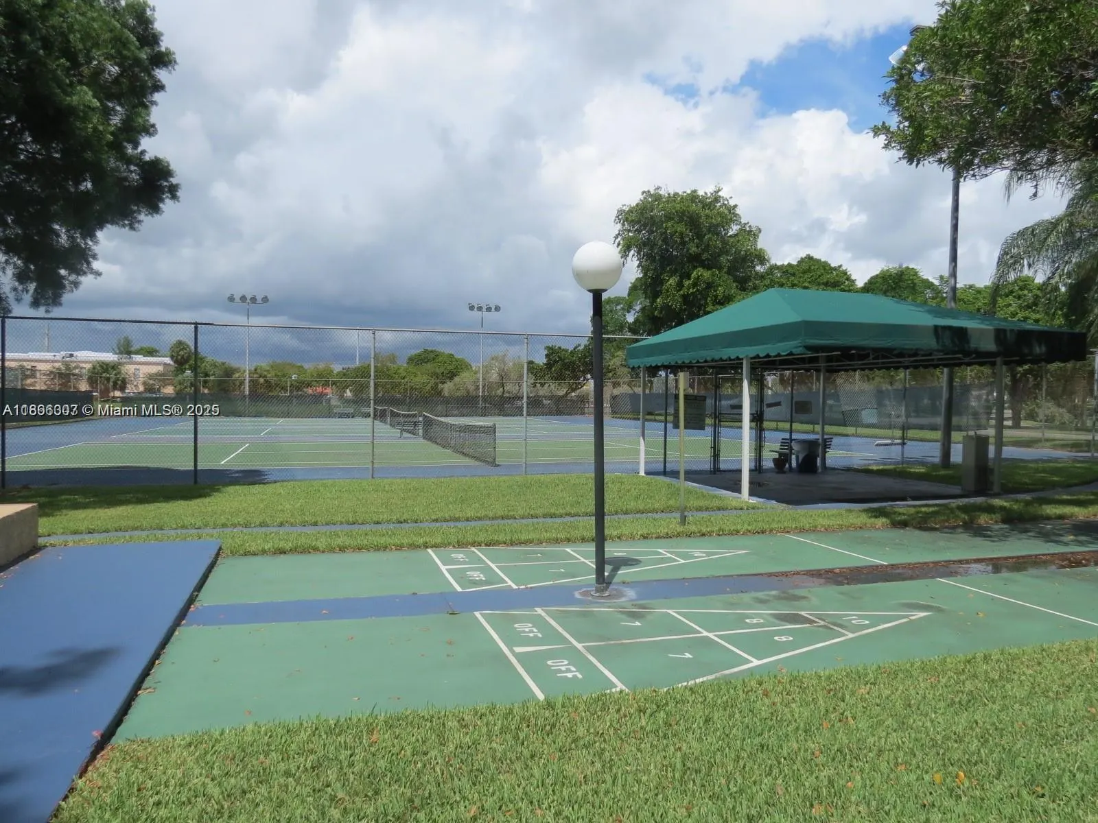 2320 S Cypress Bend Dr, #305